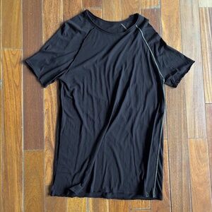 One Golden Thread T-Shirt Black short sleeve t-shirt with silver stitching